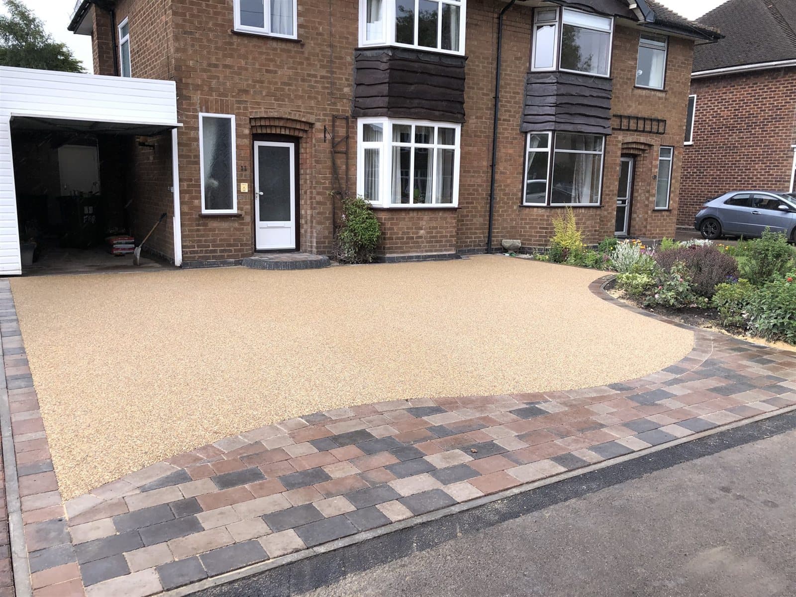 Newly laid resin bound driveway by Quantock Paving